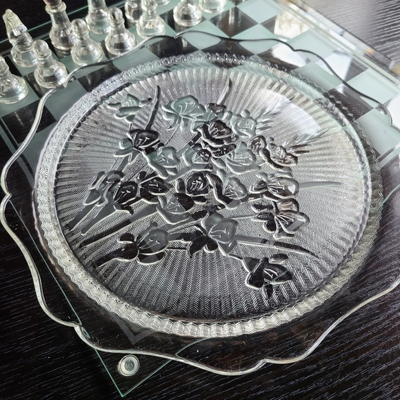 Vintage Crystal Clear Iris & Herringbone Sandwich plate - Picture 3 of 8